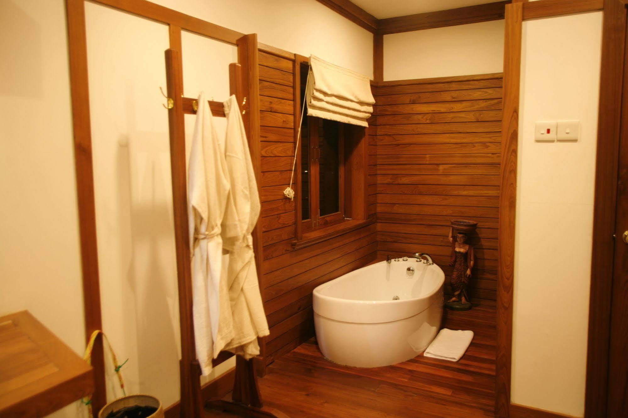 เมียนมา เทรเชอร์ รีสอร์ต Hotel Inle Lake ภายนอก รูปภาพ