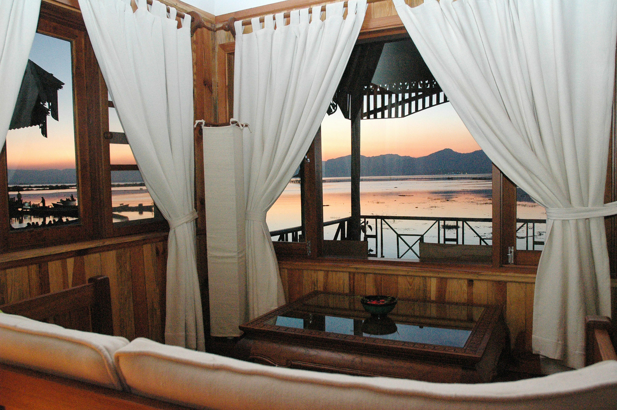 เมียนมา เทรเชอร์ รีสอร์ต Hotel Inle Lake ภายนอก รูปภาพ